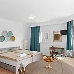 Tommy's Hotel de apartamente Haraki